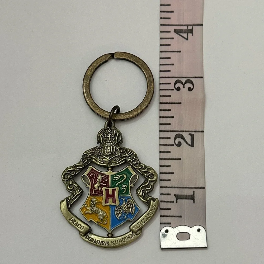 NWOT Universal Studios The Wizarding World of Harry Potter Crest Keychain